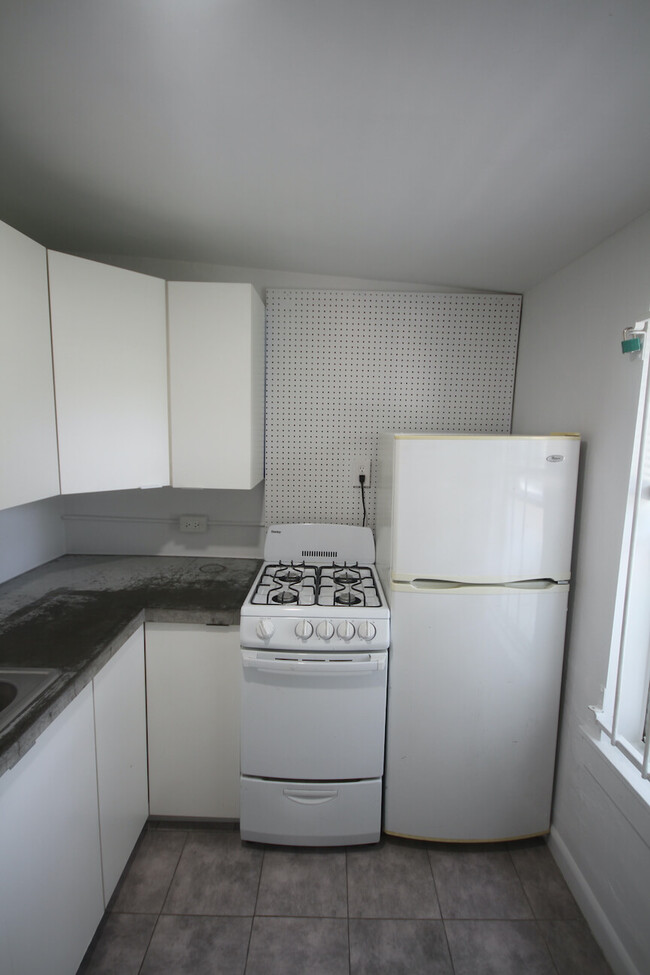 Kitchen W - 5131 W Girard Ave