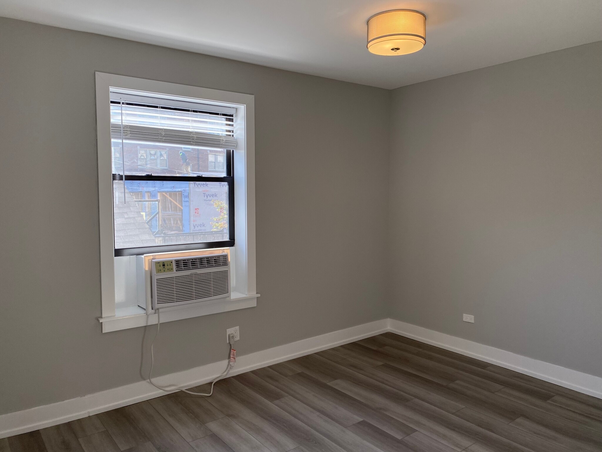 Building Photo - 3929 N Janssen Ave