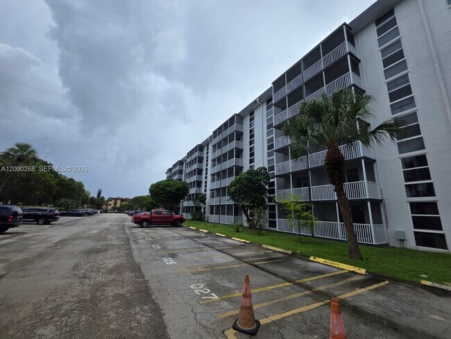 Building Photo - 16950 W Dixie Hwy