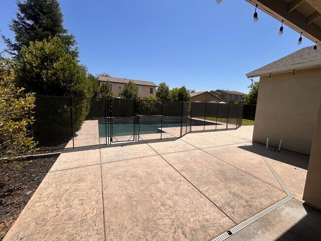 Building Photo - Beautiful home for rent in Visalia with a pool!
