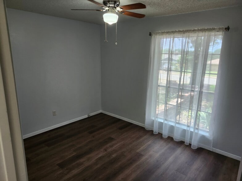 Building Photo - 2305 Stockbridge Ct