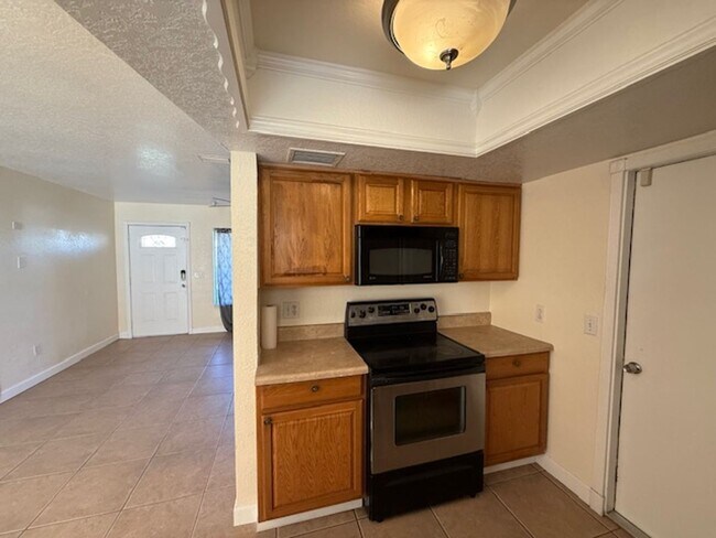 Building Photo - Beautiful single family Home.