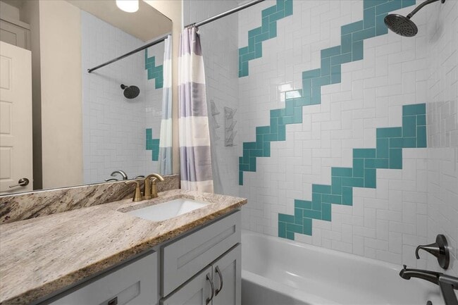 Building Photo - 625B Las Colinas Dr