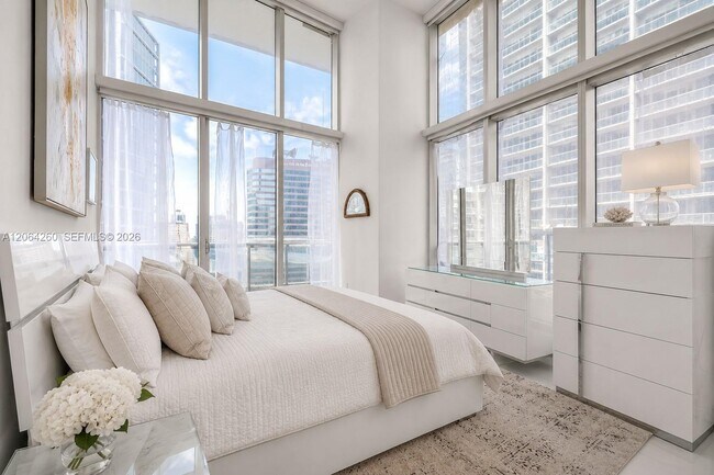 Building Photo - 475 Brickell Ave