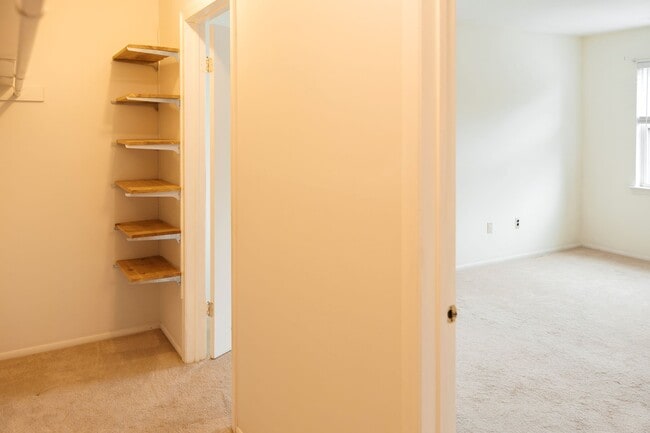 Building Photo - 1304 Normandy Ct