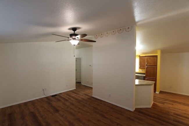 Building Photo - Move-in Special! Home in Christmas Tree es...