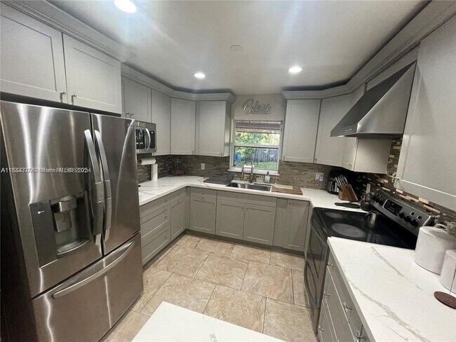 Building Photo - 3421 SW 12th Ct