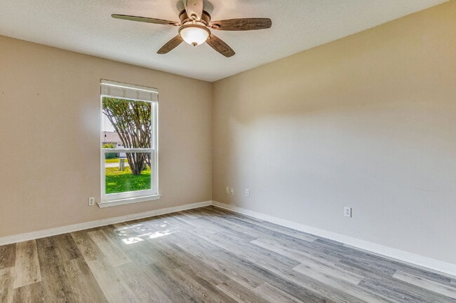 Building Photo - Welcome to your dream home! This stunning 4-bedroom, 3-bathroom residence is perfectly situated n...