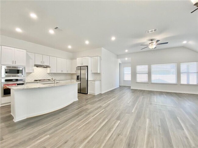 Building Photo - 716 Landing Ln
