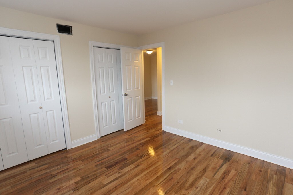 Building Photo - 567 W Arlington Pl