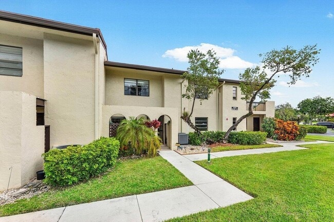 Building Photo - 8566 Casa Del Lago