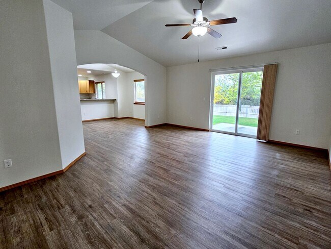 Building Photo - Open, One-Level Living- 4 Bedroom, 2.5 Bath Richland Home with Spacious Backyard