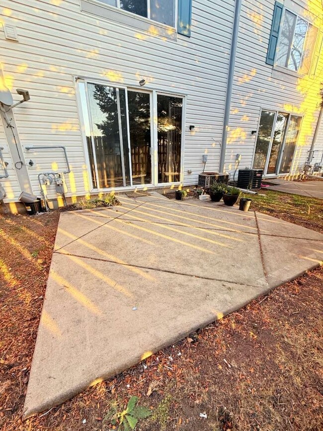 Building Photo - 705 Blossom Ct