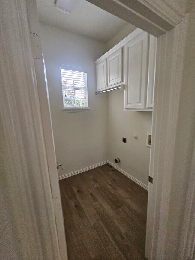 Building Photo - 1732 Auburn Dr