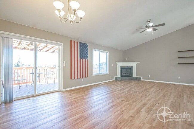 Building Photo - 516 NE 199th St