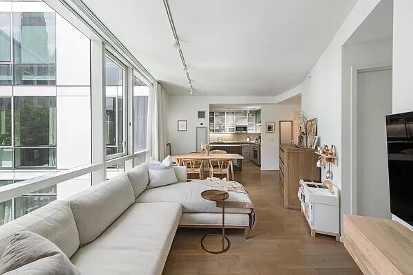 Primary Photo - 200 Chambers St