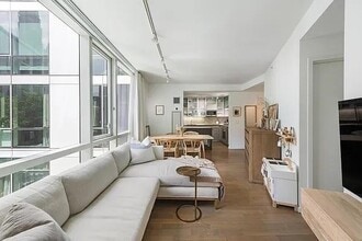 Building Photo - 200 Chambers St