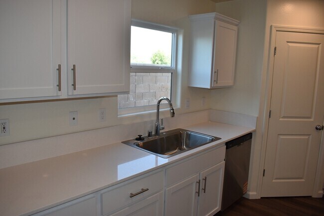 Building Photo - 4049 Cinnabar Ave