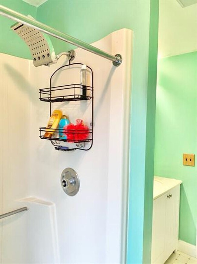 Building Photo - 2 Bedroom Condo South End of Burlington