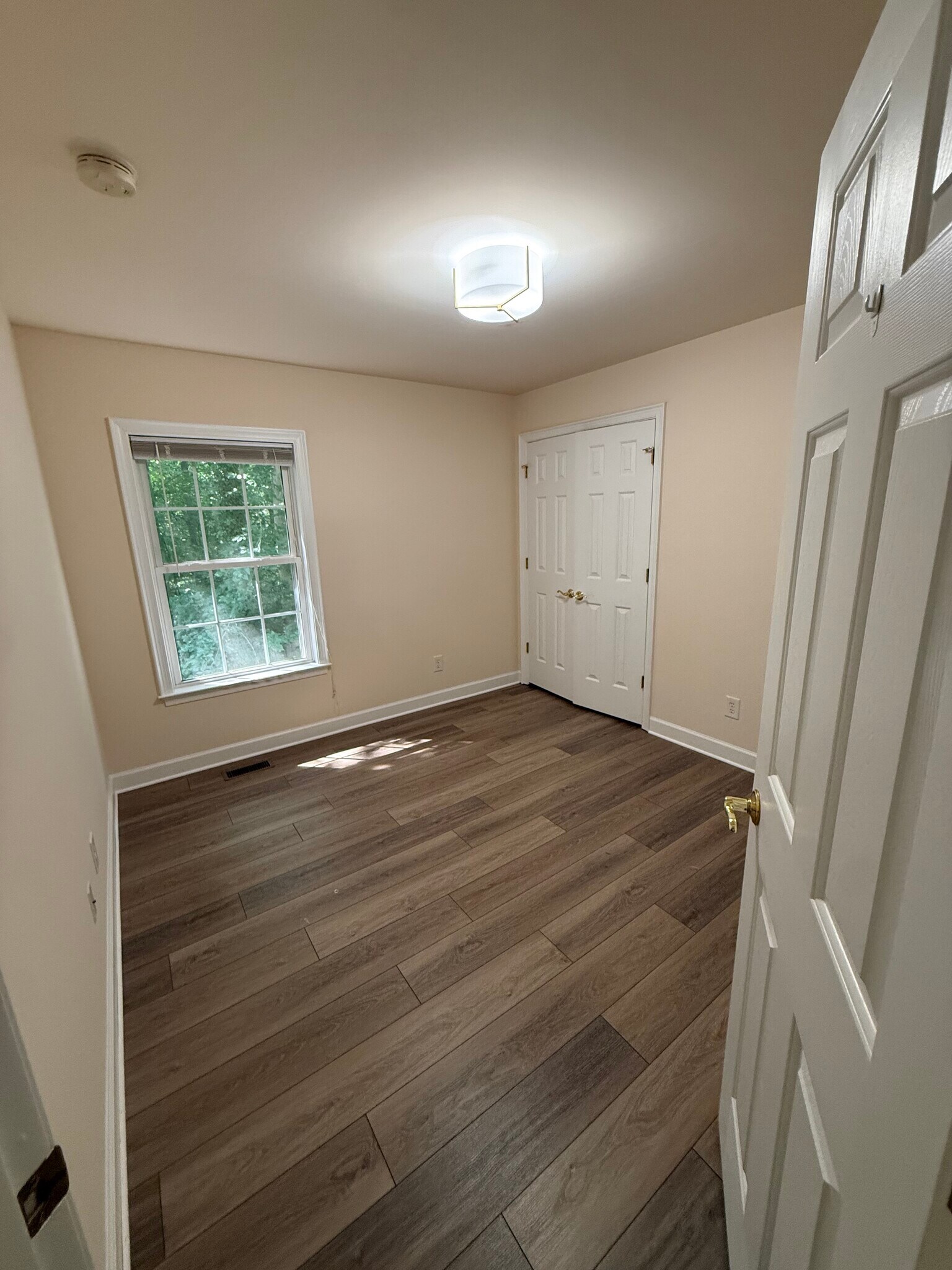 3 bedrooms similar 2nd floor new floors - 305 E Monacan Dr