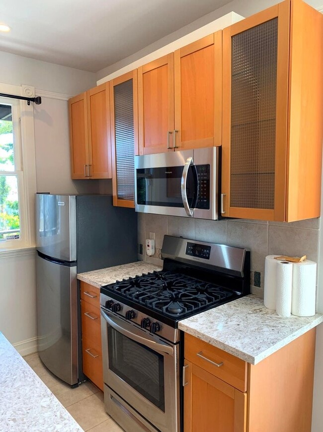 Building Photo - UPDATED BRIGHT 800sf 2BR/1BA Flat Noe Noe ...