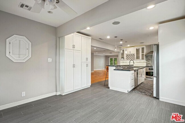 Building Photo - 6134 Longridge Ave