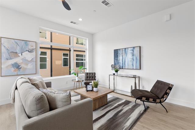 Building Photo - 723 W 10th St