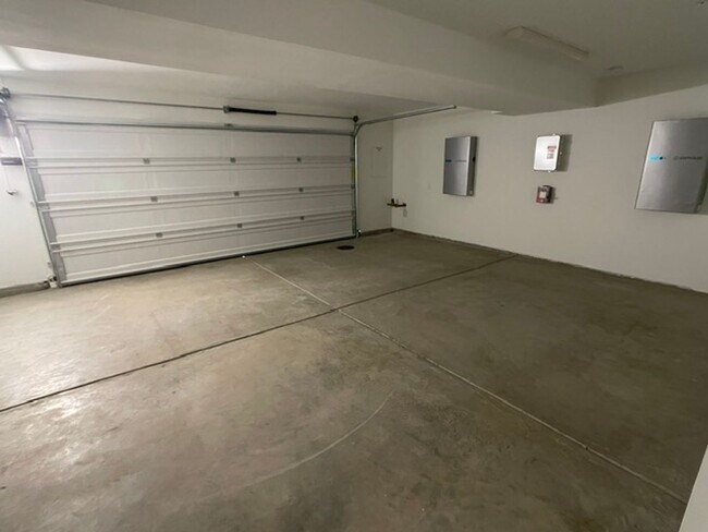 Building Photo - Camarillo 3 Bed 4 Bathroom Never Lived In Condo