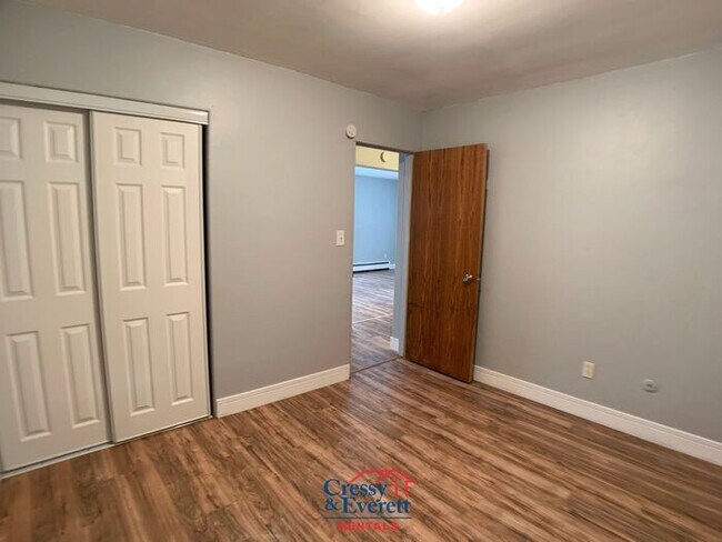 Building Photo - Cute 2 Bedroom Lower Unit