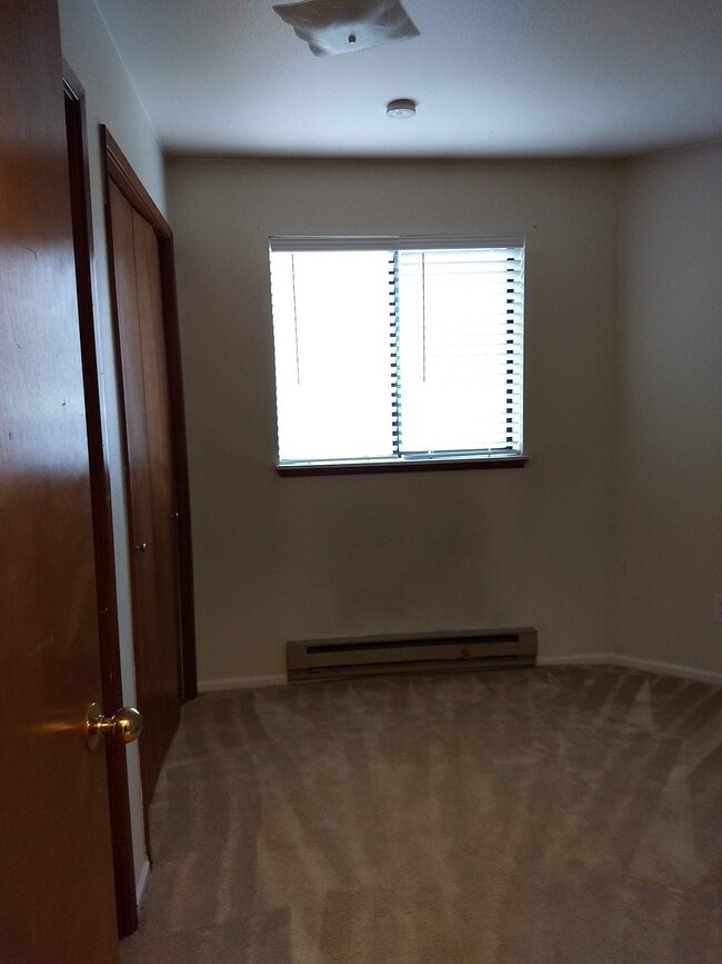 Building Photo - 285 SE Croston Ln