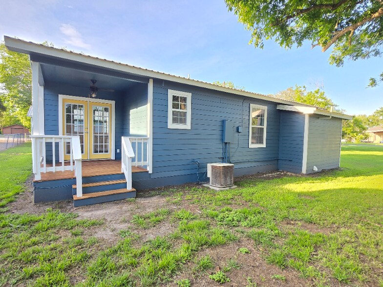 Building Photo - 411 E 4th St