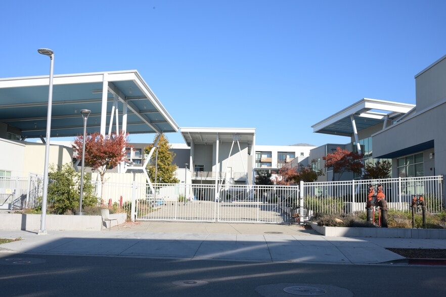 Building Photo - 45139 Challenge Cmn