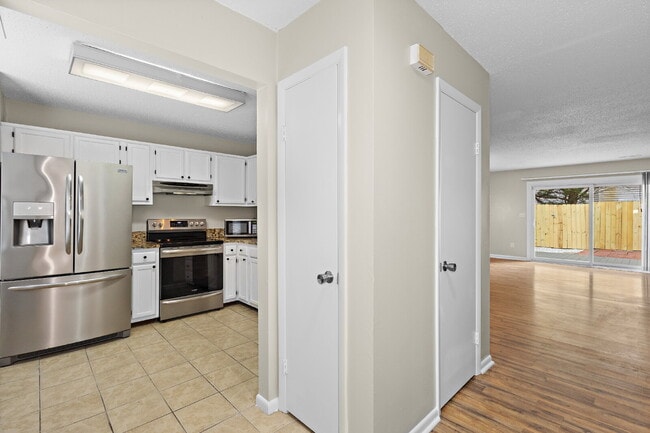 Building Photo - !Wow! Updated townhouse for rent Virginia Beach