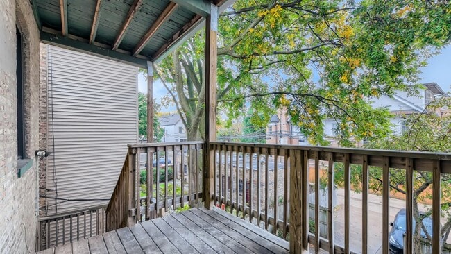 Building Photo - 4053 N Greenview Ave