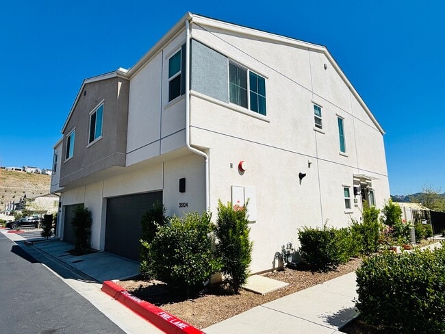 Building Photo - Gorgeous Citro Townhome for Rent
