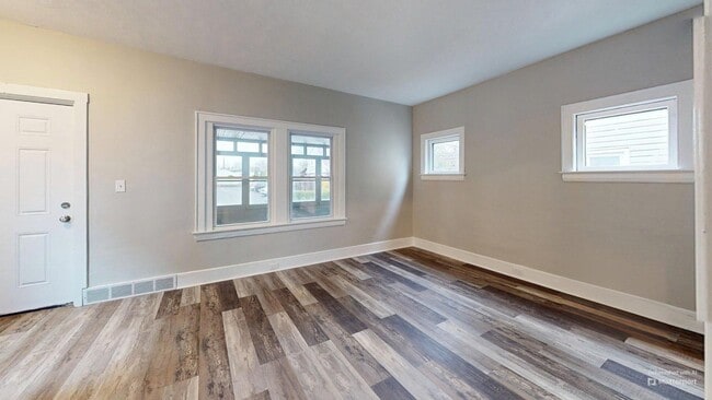 Building Photo - Edgewater Neighborhood - 3 bedroom - 2 Bat...