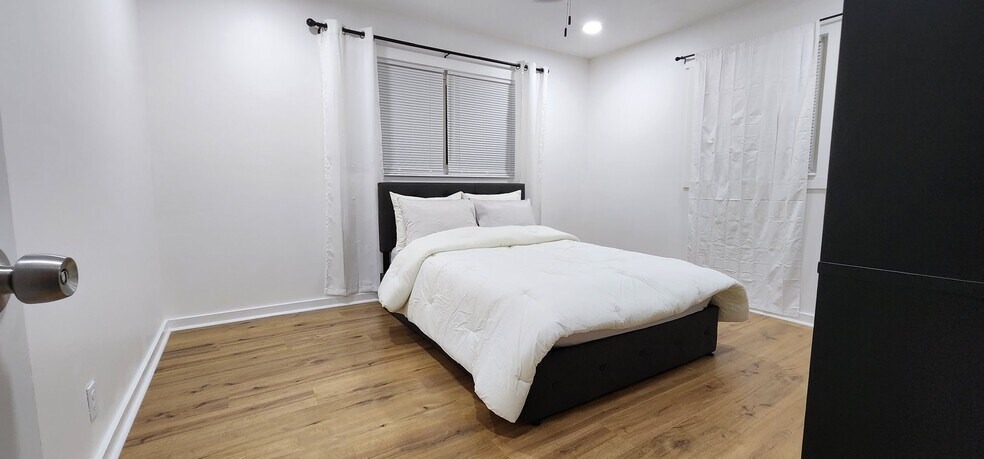 Building Photo - 3401 Windridge Dr