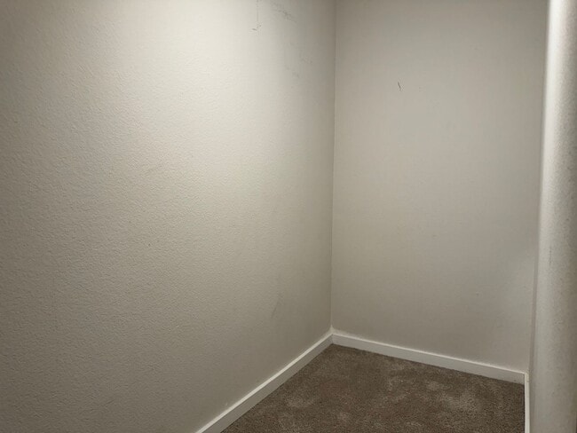 Building Photo - 4 bedroom 2.5 bathroom almost-new house in...