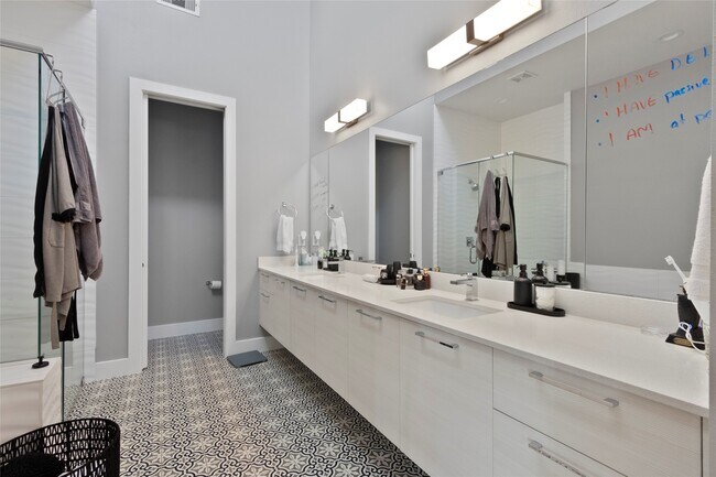 Building Photo - 2104 Dennis St