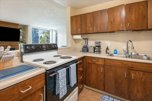 Building Photo - Charming Furnished Condo in Taku/Campbell - Everything You Need in One Place!
