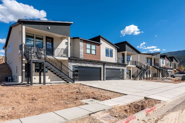 Building Photo - "Spacious & Stylish 3-Bedroom 2 bath Furni...