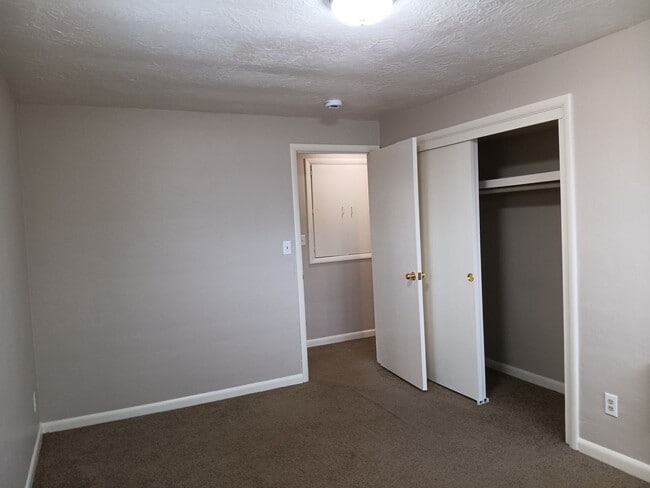 Building Photo - This Charming location Is Ready For You!