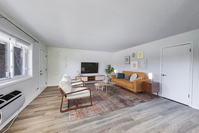 Building Photo - 600 S York St