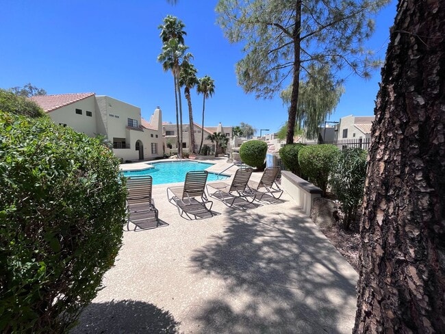 Building Photo - COMING SOON! 3 bed 3 bath Town house with ...
