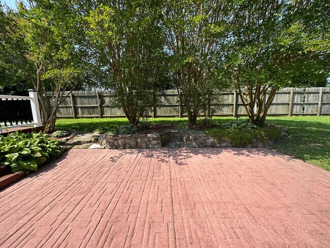 Building Photo - 1611 Majesty Dr