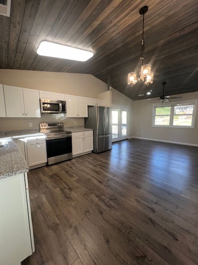 Building Photo - Black Mountain Duplex Rental-Fabulous Location!