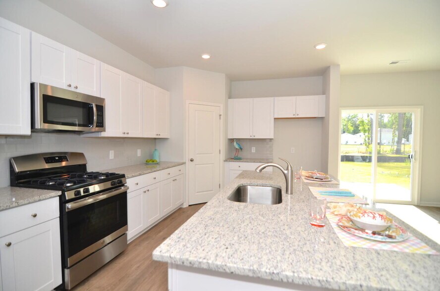 another kitchen view prior to refrigerator - 333 Matuskovic Dr