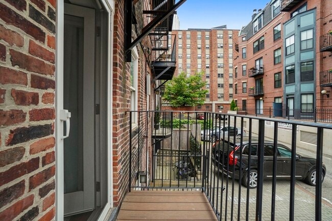 Building Photo - 16 Follen St