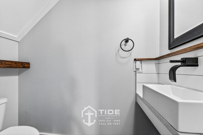 Building Photo - Spacious Living in Moncks Corner