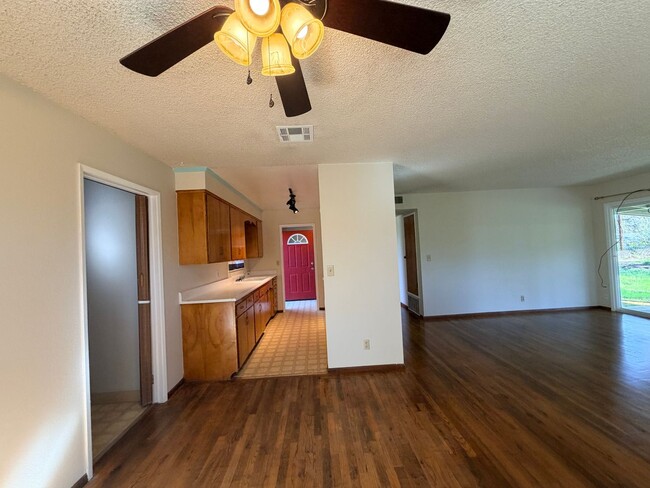 Building Photo - Just listed! Well maintained home in great location!